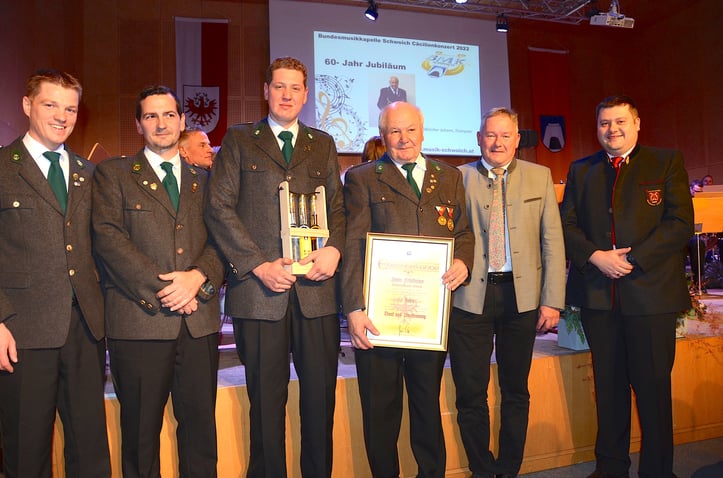 v.l.n.r Christian Lengauer-Stockner (Obmann), Stefan Gschwentner (Kapellmeister), Sonnerer Harald, Feldkircher Johann, Peter Payr (Bürgermeister), Günther Abart (Obmannstellv. Unterinntaler Musikbund) © Hermann Nageler, weitere Bilder in der Lasche Bilder