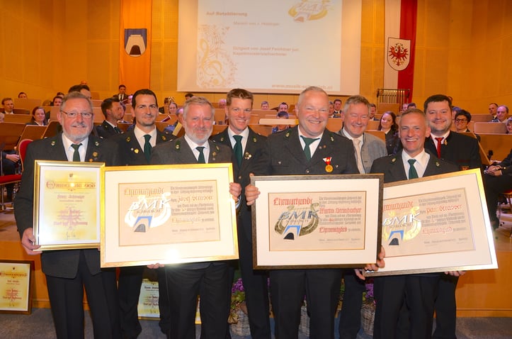 vl.n.r. Franz Schwaiger, Stefan Gschwentner (Kapellmeister), Josef Strasser, Christian Lengauer-Stockner (Obmann), Peter Payr (Bürgermeister), Peter Strasser, Günter Abart (Bezirksobmannstellvertreter) ©Hermann Nageler  