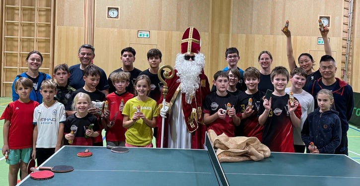 Da staunten unsere TT-Kinder als der Nikolo mit seinem Stab, einem Sack Geschenke & einem Tischtennisschläger bei der Tür hereinkam. Jedes Kind durfte dann sogar mit dem Nikolo einige Bälle spielen! Das gefiel auch Herren Nationalteamtrainer Chen Weixing.