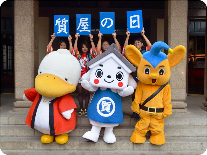 ７月８日は質屋の日、すがもん、ピーポくん、しちまるで記念撮影