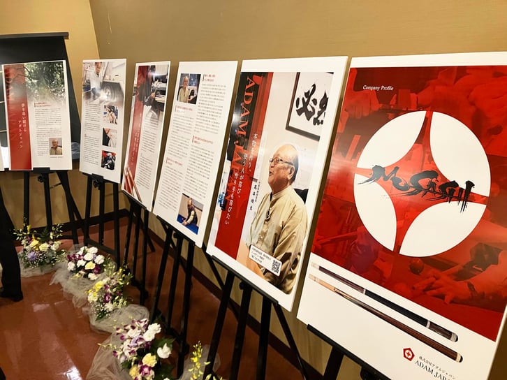 セレモニーホールのロビーに掲示された高平氏の功績を記すパネル