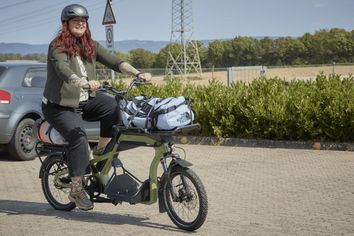 Bündnis 90/Die Grünen, Pia Schellhammer, auf dem Ca Go Lastenrad unterwegs ©