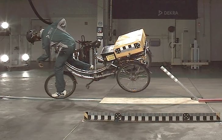 Das dreirädrige Lastenrad wird im DEKRA Crash Test Center in Neumünster mit 25 km/h gegen einen starren Pfosten gefahren. Die Folgen für den Aufsassen wären in einer realen Fahrsituation schwere Verletzungen gewesen. ©DEKRA