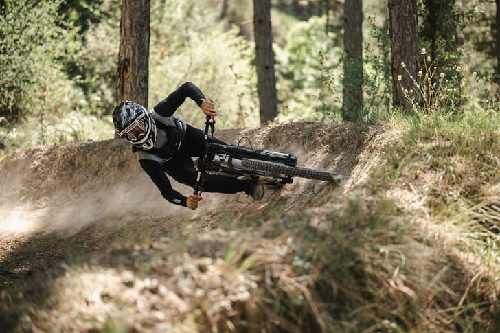 Leatt MY25: MTB-Action RideKit Flexmesh Chest Protection gefahren von Clemens Kaudela ©Rupert Fowler