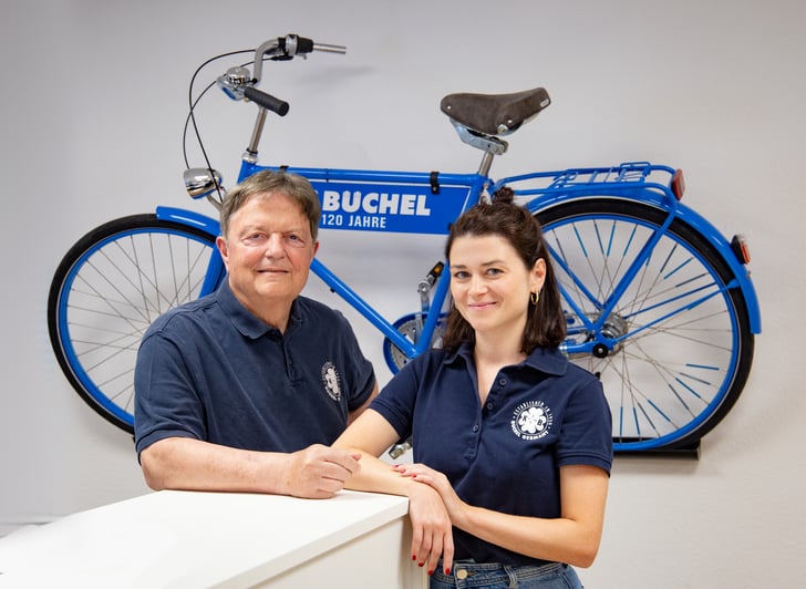 Daria Büchel jetzt im väterlichen Unternehmen Büchel GmbH & Co. Fahrzeugteilefabrik KG eingestiegen — Erhard Büchel und Daria Büchel ©Büchel