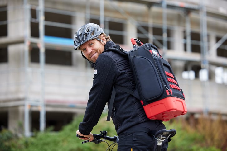 Wer alle Hände voll zu tun hat, braucht zwei Hände frei. Mit dem neuen Wiha Werkzeugrucksack erleben Anwender eine neue Freiheit in Sachen Werkzeugtransport. ©Wiha