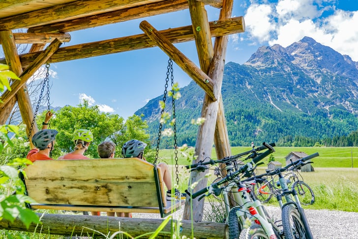 Verschnaufpause auf dem Lechradweg – je weiter gen Süden, desto imposanter erscheinen die Lechtaler Alpen vor Augen. © Lechtal Tourismus