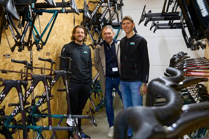 v.l.n.r.: "Marco Haller (BORA - hansgrohe), Oliver Schwarz (GF Ötztal Tourismus), Patrick Gamper (BORA - hansgrohe) im ""Service Course"" der Profimannschaft" ©Inscript