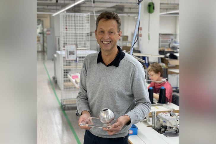 Otto Leodolter, Geschäftsführer von Löffler, hält den DNP Sport 2025 in Händen. Die Auszeichnung sieht er als Anerkennung für die hervorragende Arbeit seines gesamten Teams. ©Löffler GmbH