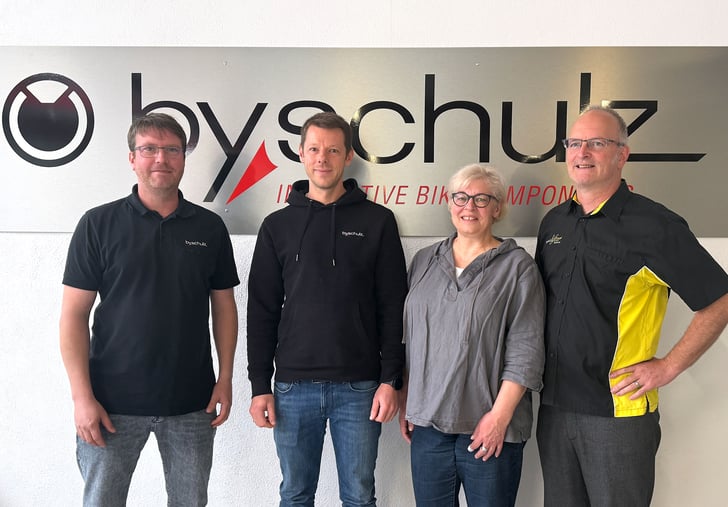 Julian Schikofsky (2 v.l.) mit der by,schulz Geschäftsführung Robert Koch, Ulrike Klein und Markus Schulz (v.l.n.r.)