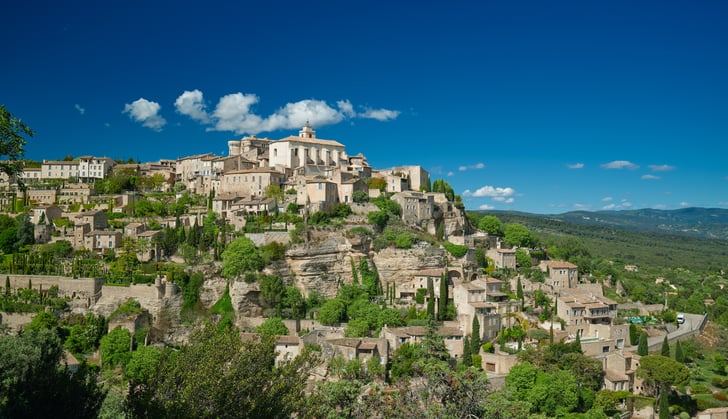Das Dorf Gordes in Frankreich ©Foto: Alexander Van Steenberge – Unsplash