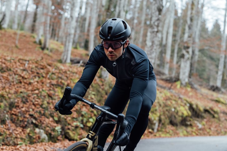 In der Adapt Multi Jacket und dem Adapt Shell Trikot kommt das neue Polartec® Power Shield® mit pflanzenbasierter Membran zum Einsatz