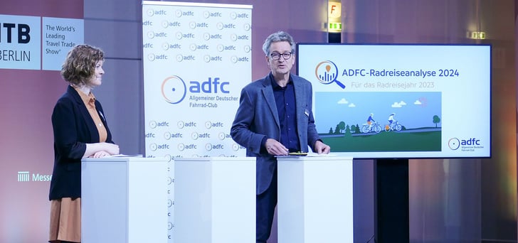 Präsentation der ADFC-Radreiseanalyse 2024 mit ADFC-Tourismusexpertin Konstanze Meyer und ADFC-Tourismusvorstand Christian Tänzler. © ADFC / Kennedy