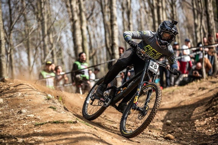zwei Gravity-Reifen, die ganz gezielt für die extremen Einsatzbedingungen bei Enduro (EN)- und Downhill (DH)-Rennen entwickelt wurden