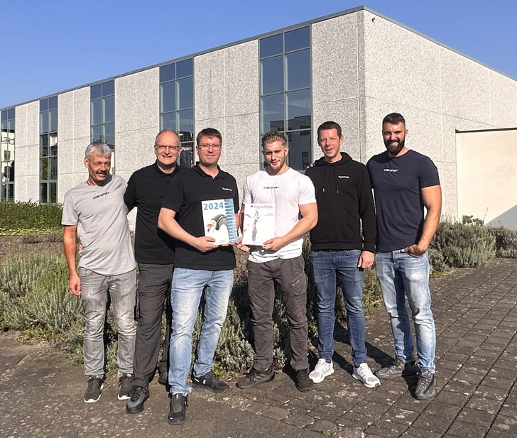 by,schulz bei CCM-Sport in Rheinbach v.l.n.r: Ralf Becker (CCM), Markus Schulz und Robert Koch (by,schulz), Louis Bulian (CCM), Julian Schikofsky (by,schulz) und Tim Bulian (CCM)