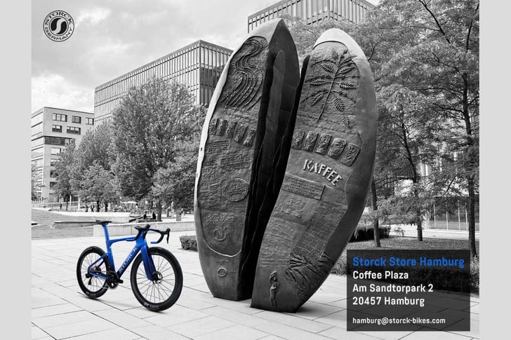 Besucher können demnächst nicht nur die Bronzestatue „Große Kaffeebohne“ der Künstlerin Lotte Ranft bewundern, sondern auch den eindrucksvollen Storck Store am Coffee Plaza (Am Sandtorpark 2). © Storck Bicycles