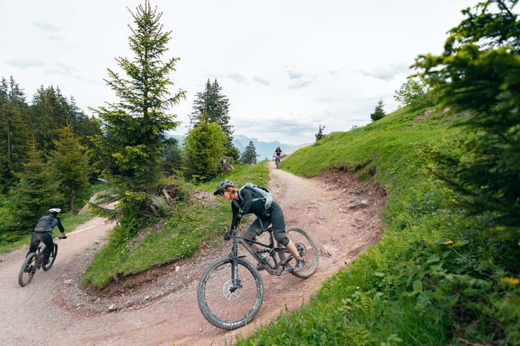 Bikerinnen verbessern gemeinsam ihre Kurventechnik beim BikerQueen-Event.© Bergbahnen Flumserberg AG