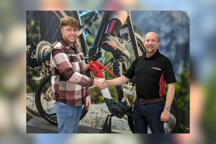 Hand drauf: Jan Kurzer (l.), Leiter Service bei Brose E-Bike, begrüßt Peter Collard, den neuen Servicepartner für Großbritannien und Irland, im Werk in Berlin (Bildrechte: Brose)