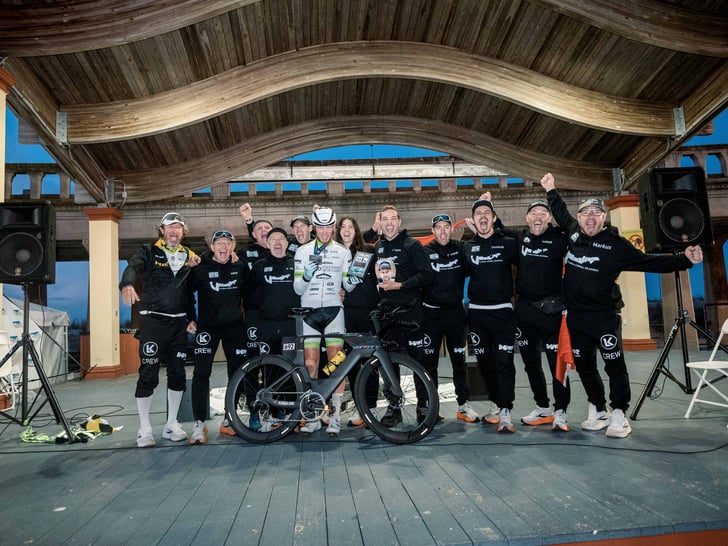 Lukas mit seiner Betreuercrew im Ziel ©www.alexzauner.com