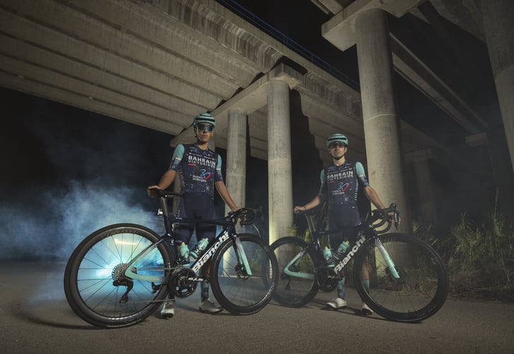 Das neue Trikot des Teams Bahrain Victorious, entworfen von Alé, greift die Farben des Königreichs Bahrain und Bianchis legendäres Celeste auf. © ALÉ