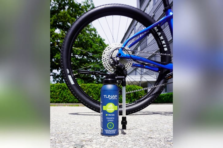 Mit dem neuen Pannenspray von Tunap Sports können unterwegs kleinere Beschädigungen am Reifen ohne Ausbau und Werkzeug schnell und einfach geflickt werden.  [Bild-Copyright: Tunap Group]