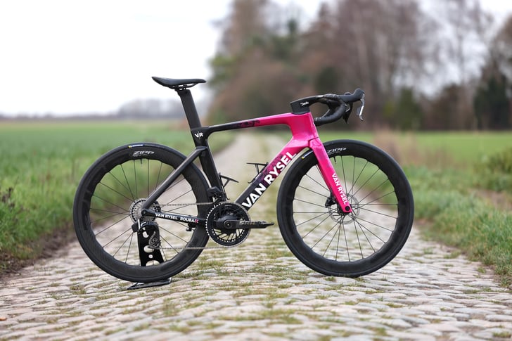 Die Fahrer des Teams Van Rysel setzen exklusiv auf das Modell RCR-F, das konsequent auf Geschwindigkeit ausgelegt ist. / Copyright Van Rysel