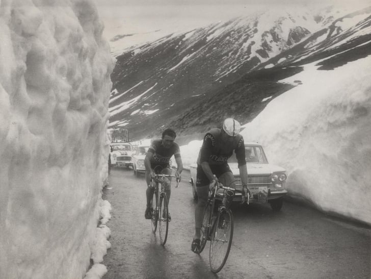 Die tiefe Verbindung zwischen dem Stilfser Joch und dem Radsport begann 1953, als der Pass erstmals im Giro d'Italia auftauchte und Fausto Coppi dort einen historischen Sieg errang. © Giro d'Italia/RCS Sport