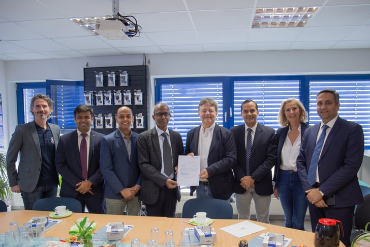 Herzlicher Empfang der indischen Delegation aus Punjab von Unternehmer Erhard Büchel (4.v.re.) und den Büchel-Marketing&PR-Verantwortlichen Uwe Ruppel (lks.) und Sabine Bodtländer.  Foto: Dreizehnnullvier media/ Ruf