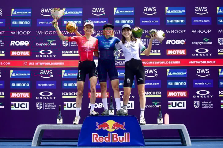 Mona Mitterwallner auf dem Podest ©Mondraker