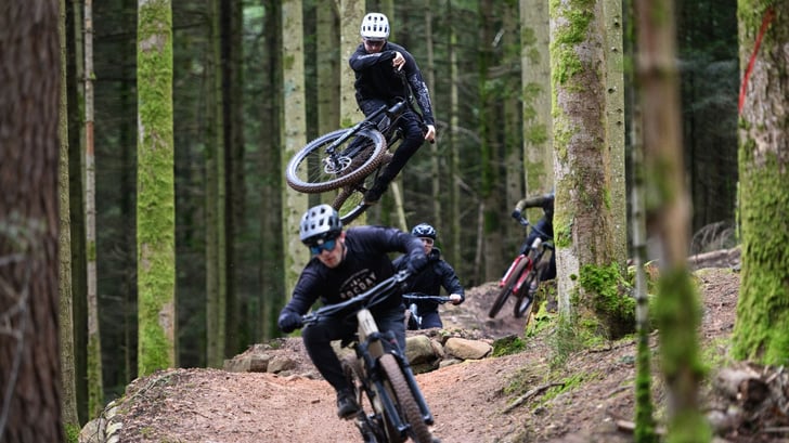 Welcome, CLUTCH! Moustache Bikes lässt die Katze aus dem Sack: Die Neuentwicklung der Schnurrbärte ist ein potentes Enduro E-MTB auf Mullet-Laufrädern und kommt mit Pinion´s MGU. ©Moustache Bikes