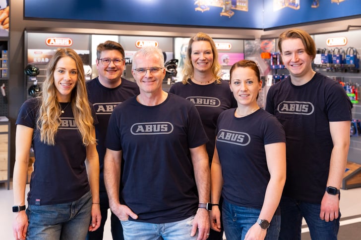 Das erweiterte Team um die Teamleitung Kathrin Erler freut sich auf die kommende Schulungssaison, in der es den Fachhandel mit noch mehr Trainings und Seminaren – sowohl vor Ort als auch online – weiterbilden wird.