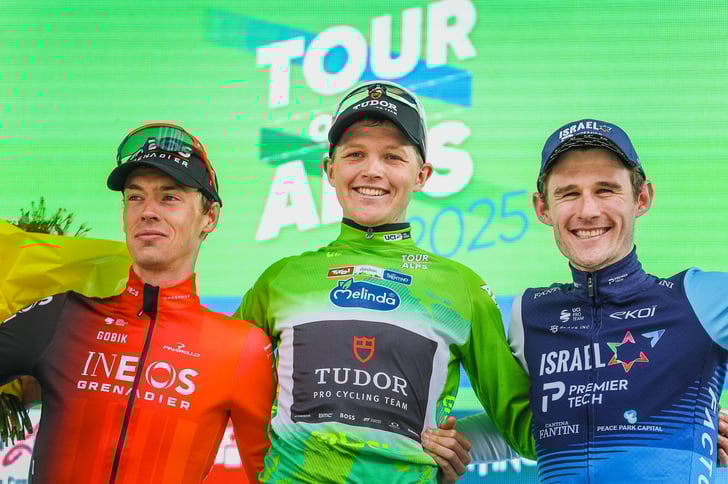 Das Podium der Tour of the Alps 2025. Von links: Thymen Arensman, Michael Storer und Derek Gee (Credits: Josef Vaishar)