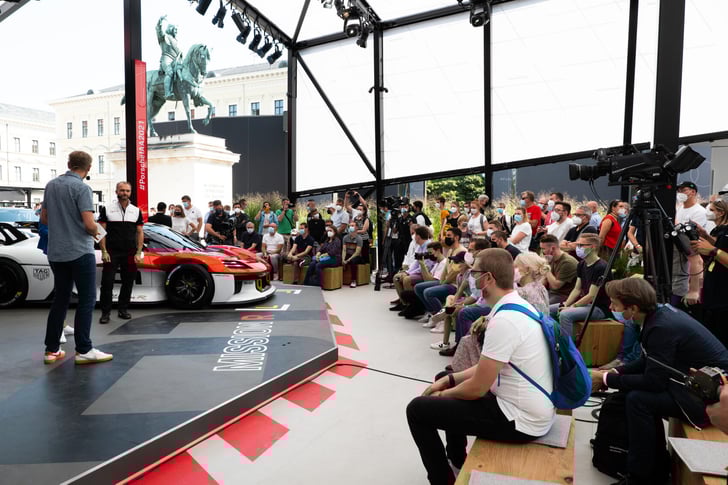 Integrierte Kartenfunktion und kostenlose Testfahrten via App reservieren – Einfaches Netzwerken mit der Matchmaking-Funktion – Live-Streaming des Kanzlerbesuchs