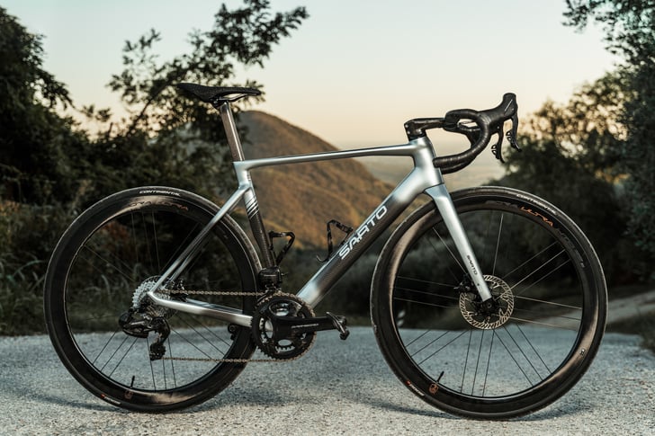 Das Raso TC ist eine Sonderedition des All-Road-Aero-Langstreckenbikes Raso, gebaut aus Tri-Composite-Rohren