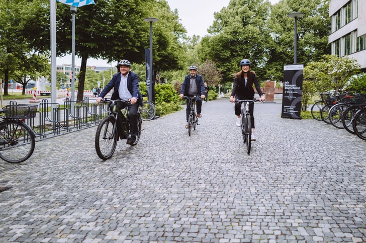 Staatsminister für Wohnen, Bau und Verkehr Christian Bernreiter verkündete den Beginn der klimafreundlichen und umweltbewussten Dienstrad-Ära ©Deutsche Dienstrad