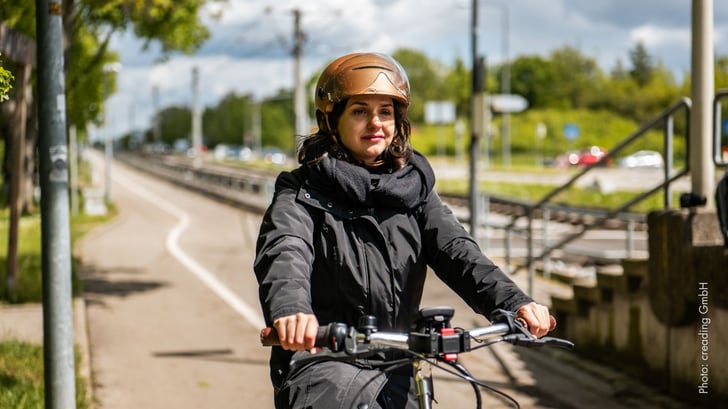 Auch beim Fahrradfahren sollte die volle Aufmerksamkeit dem Verkehr gelten. ©DEKRA