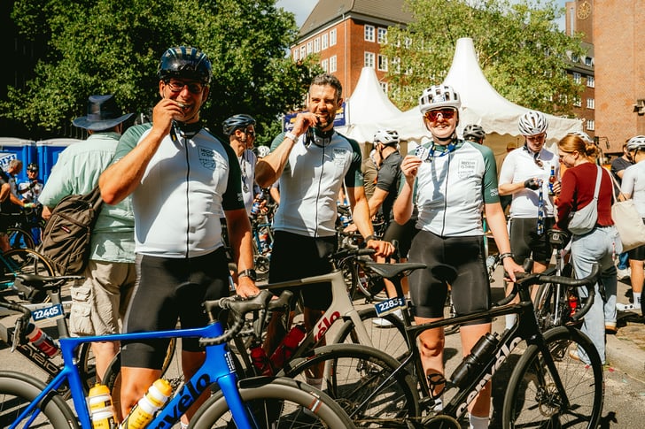 Sebastian, Ben und Theresa mit Finisher-Medaillen nach der Zieleinfahrt