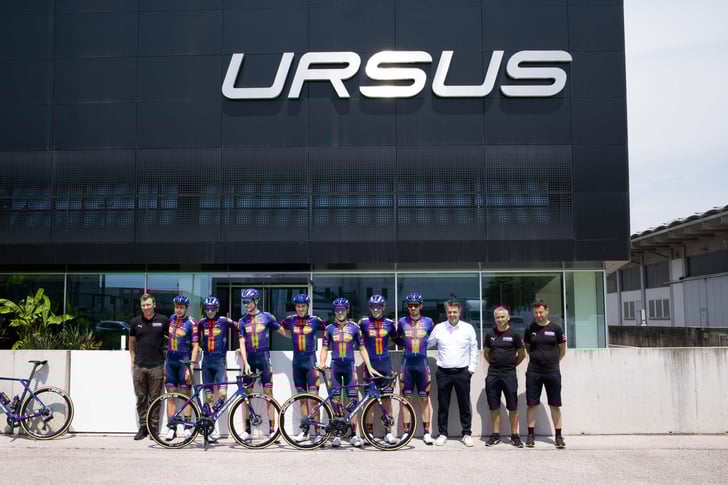 The Team Picnic PostNL visiting the Ursus headquarters in Rosà (Credits: Ursus)