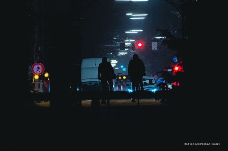 Radfahren im Dunkeln: Intakte Beleuchtung und auffällige Kleidung sind ein Muss