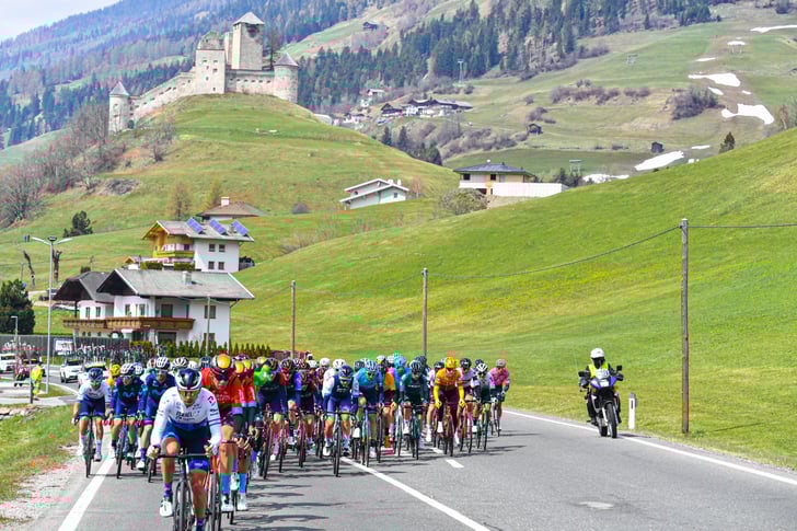 Die fünfte und letzte Etappe der Tour of the Alpes 2025 startet und endet in der Osttiroler Bezirkshauptstadt Lienz. Das Rennen über insgesamt 739 Kilometer bringt die besten Radsportprofis der Welt immer wieder aufs Neue an ihre Grenzen. © Daniele Mosna 