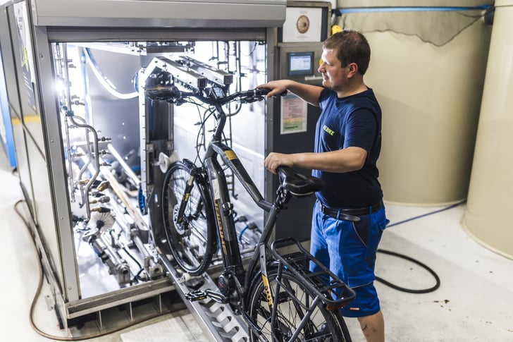 In über 100 Schritten wird jedes E-Bike umfassend refurbished, dazu gehört im ersten Schritt auch die innovative Waschanlage in Kempten. ©Rebike