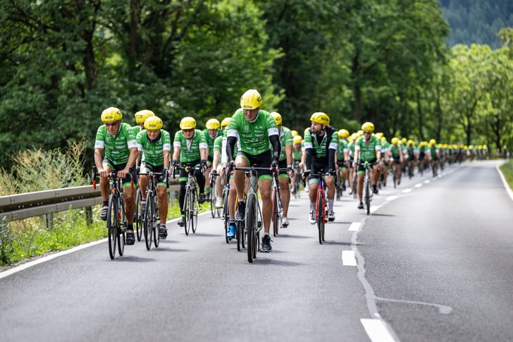 Die 160 Teilnehmerinnen und Teilnehmer erradelten auf der gut 270 Kilometer langen Strecke eine Spendensumme von über 1,2 Millionen Euro, die krebskranken Kindern und Jugendlichen zugutekommt. Fotocredit: © Pierre Johne 