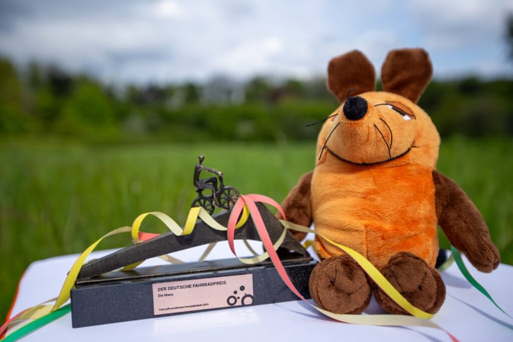 Die Maus freut sich über die Auszeichnung als Fahrradfreundlichste Persönlichkeit. ©Deutscher Fahrradpreis/Opigez
