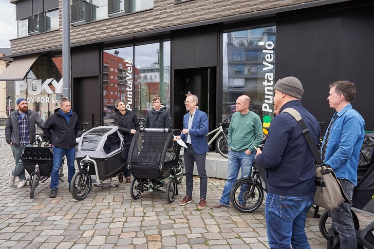 Journalist:innen bei einem Zukunft Fahrrad Medienbriefing mit führenden deutschen Herstellern im Lastenradsegment ©Zukunft Fahrrad