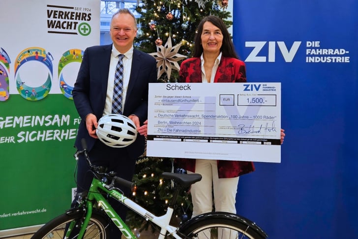 Scheckübergabe von Burkhard Stork (CEO des ZIV) an Kirsten Lühmann (DVW-Präsidentin) ©ZIV Zweirad