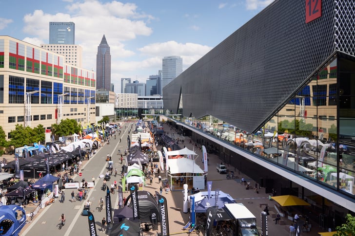 Die 31. Eurobike ist von Mittwoch, 21. bis Sonntag, 25. Juni 2023 jeweils von 9 bis 18 Uhr geöffnet. Festival Days: Samstag und Sonntag. 