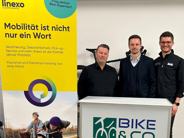 „Mit dieser Kooperationserweiterung machen wir den nächsten Schritt hin zu unserem Ziel: unsere Händlerinnen und Händler zu unabhängigen und lokalen Leasing-Helden zu entwickeln“, so Arne Ehlenbröker (re.), Bereichsleiter Retail Services BICO. Foto: BICO