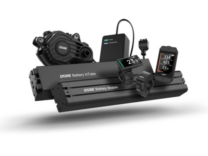 Abgebildet sind die QORE Systemkomponenten: der Antrieb Drive³ Peak, die Batteries InTube und SlideIn, das Ladegerät sowie die Bedieneinheit Control Allround und das zukünftige Display Integrate mit Remote.  (Bildrechte: Brose)