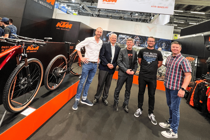 (Personen v.l.: Dennis Schömburg, CEO Messingschlager; Nyle Nims, Director North America Cycles; Stefan Limbrunner, CEO KTM Bike; Florian Siegesleitner, Sales Manager AT/Export KTM Bike; Matthew Nims, VP of Sales and Marketing North America Cycles