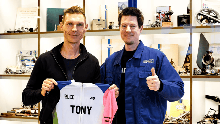 Paul-Lange-CSO Paul-César Lange übergibt Zeitfahr-Weltmeister Tony Martin ein Trikot anlässlich der Vertragsunterzeichung zur künftigen Kooperation ©Paul Lange